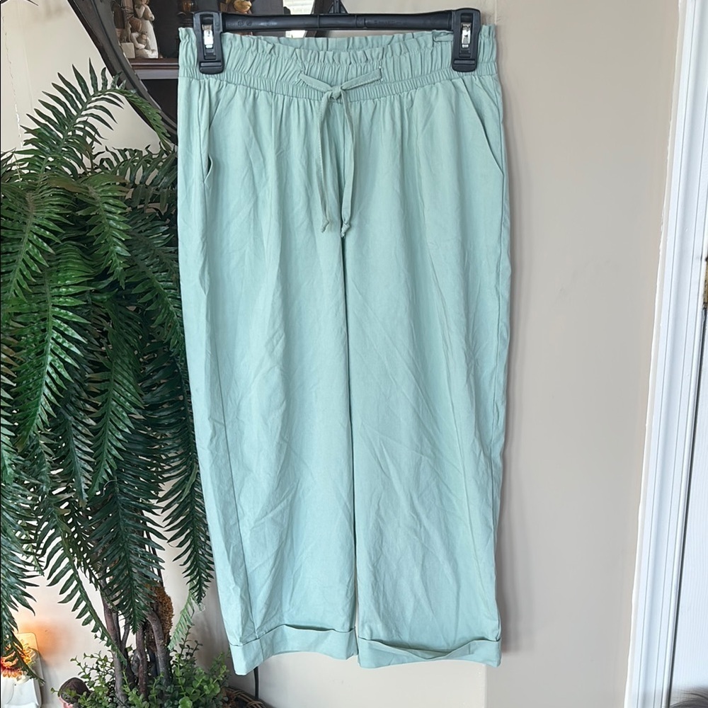 NWOT Vertiche Cropped Light Green Pants Stretch Waist Capris Casual